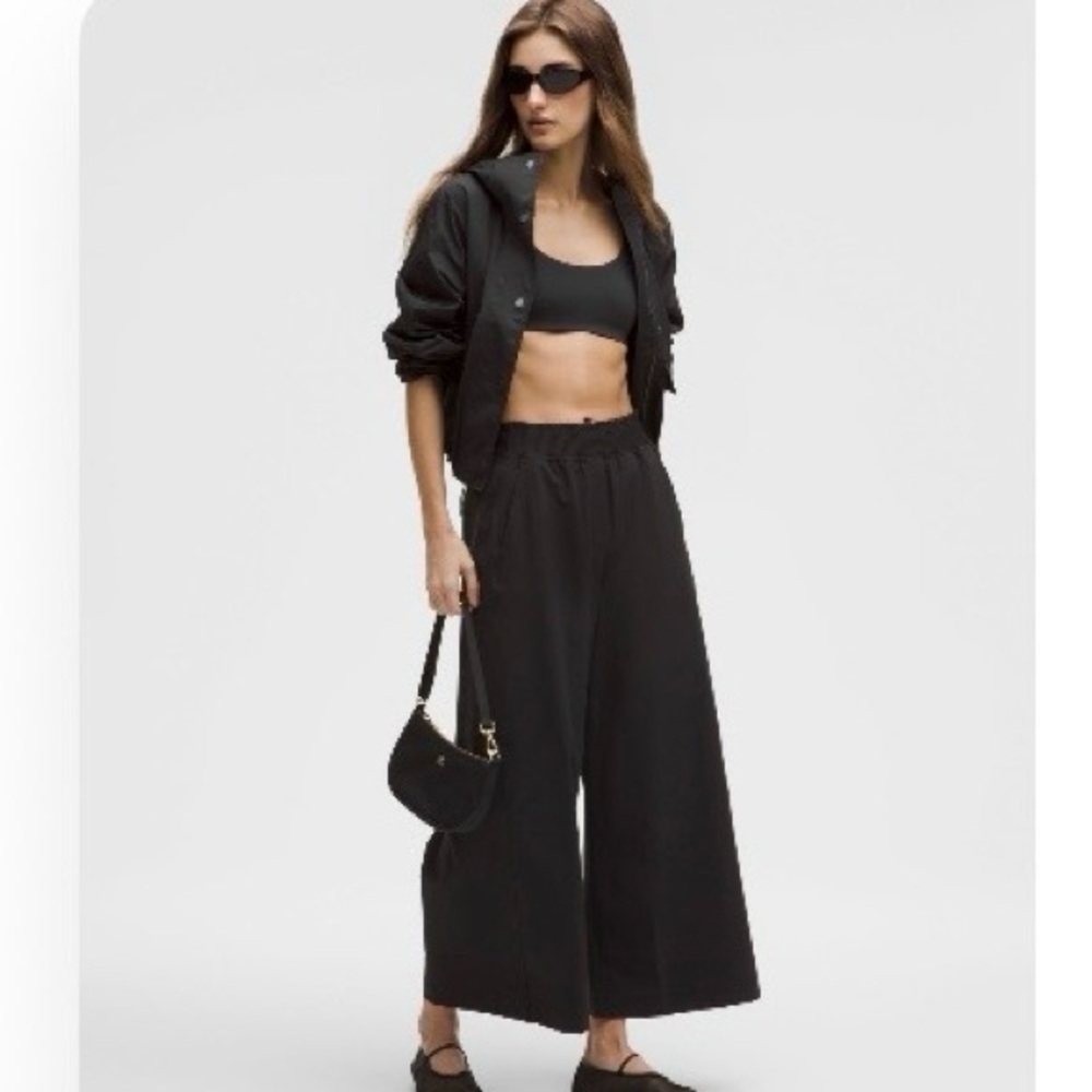 Lululemon Stretch Woven Ruffle-Waist Wide-Leg Cropped Pant
Colour Black Size L